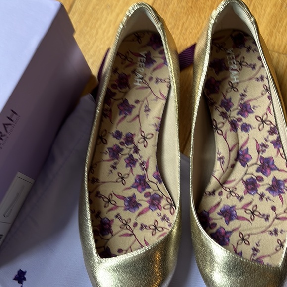 Veerah Vicki Flats, Gold Rush, size 8.5 (vegan luxury shoes) - Picture 4 of 6